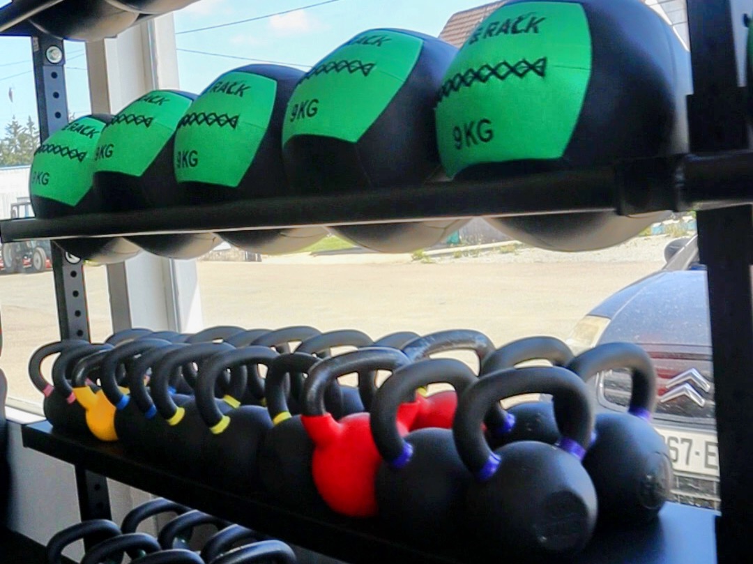 Espace matériel — kettlebells et médecine-balls
